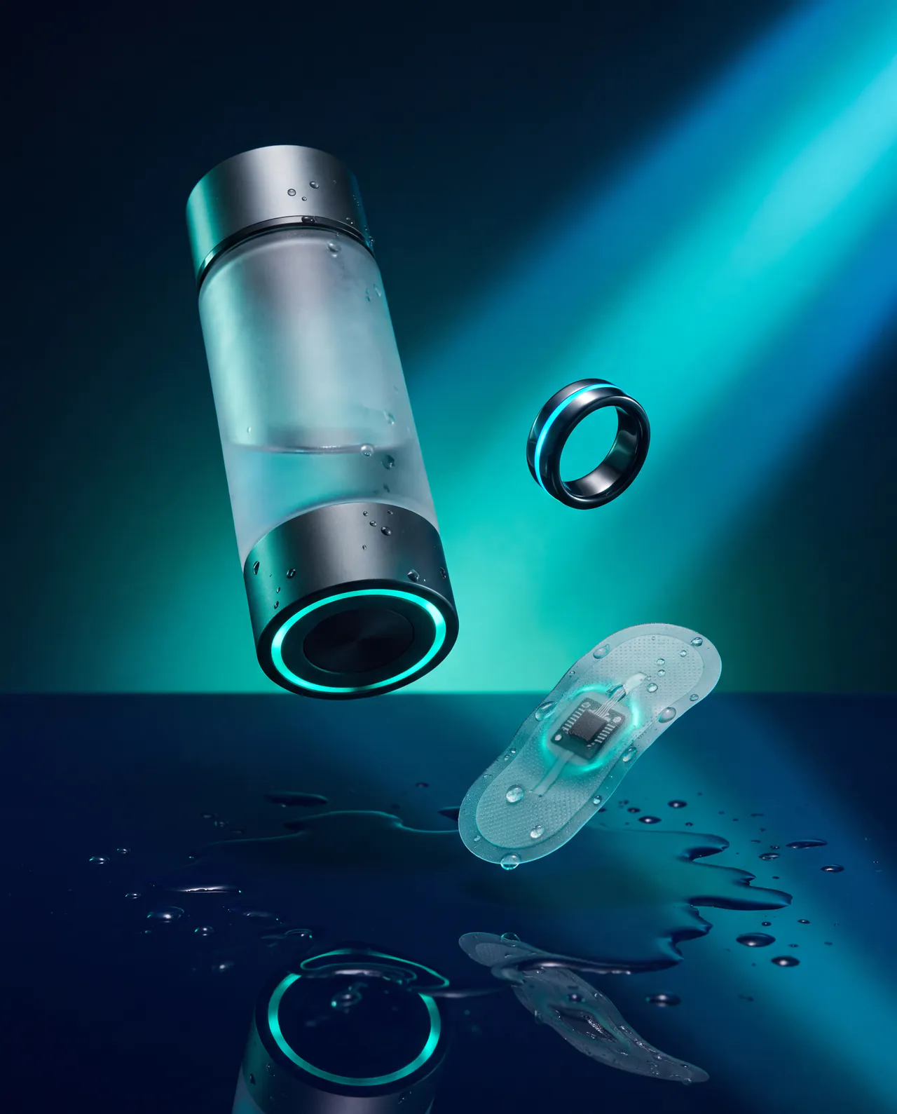 Garrafa de hidratação inteligente com anel de nível luminoso, anel de recuperação e adesivo de análise de suor flutuando sobre uma superfície molhada